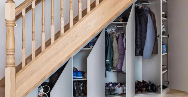 Lemari bawah tangga dengan rak gantung untuk pakaian